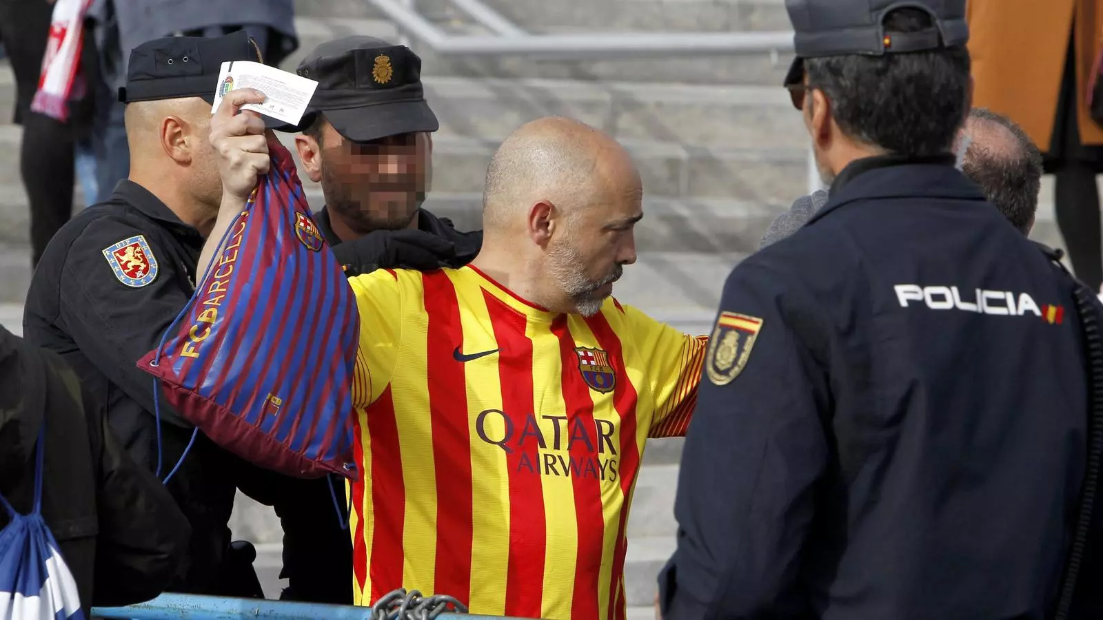 La policia escorcolla un aficionat del Barça a l'entrada del Wanda Metropolitano