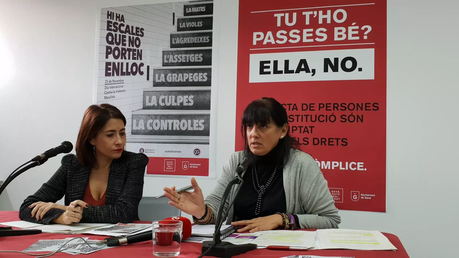 L'alcaldessa de Gavà, Raquel Sánchez, amb la regidora d'Igualtat, Gemma Badia