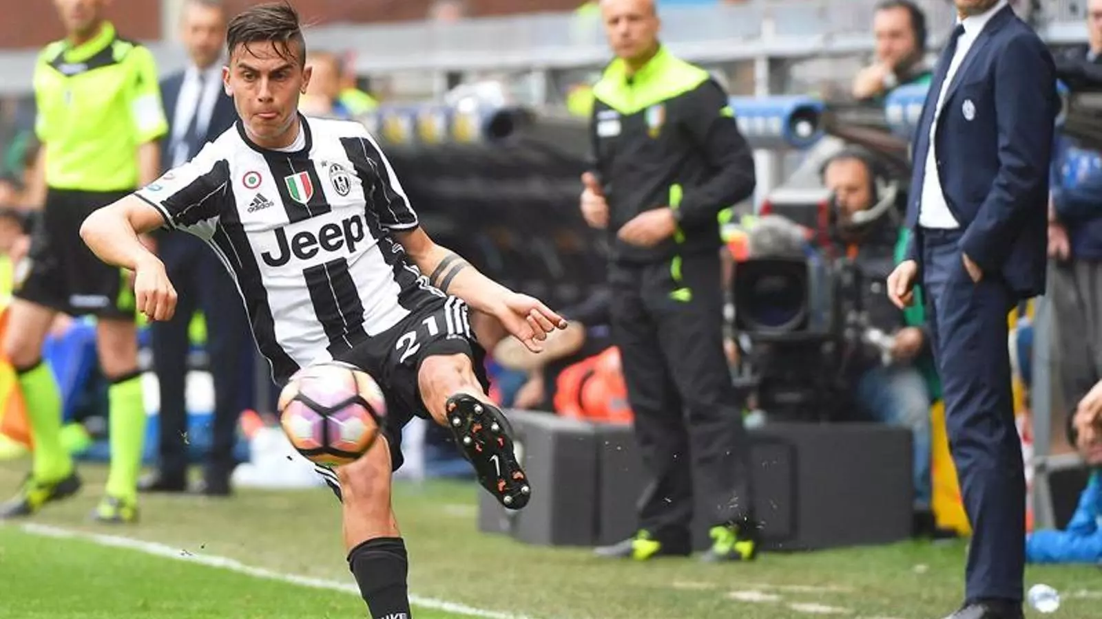 Dybala pateix una lesió muscular en el partit de la Juve