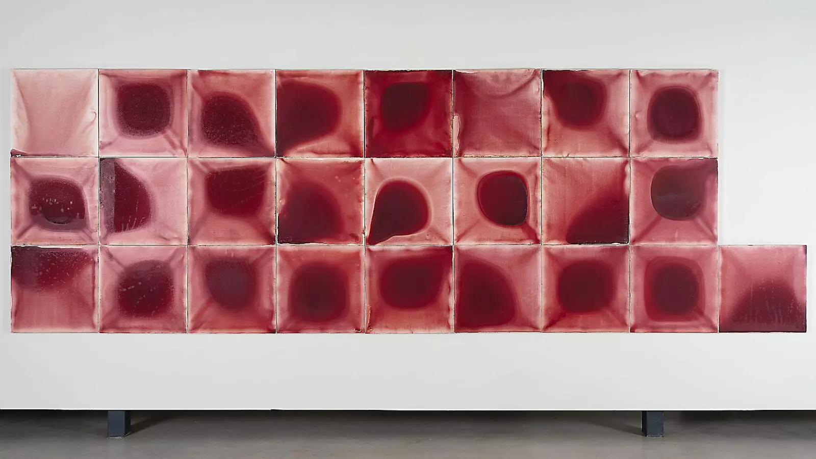 Aquesta obra d’Ignasi Aballí té com a anècdota que va participar en el premi de pintura de la Fundació i que Vila Casas la va adquirir després. Mentre que el 1998 Aballí va fer un joc amb el pigment vermell, una dècada després va tornar a abordar la temàtica de la sang des d’un punt de vista més conceptual, amb un text damunt un fons vermell. Una obra curiosa si es pensa en la profusió del blanc en l’obra de l’artista.