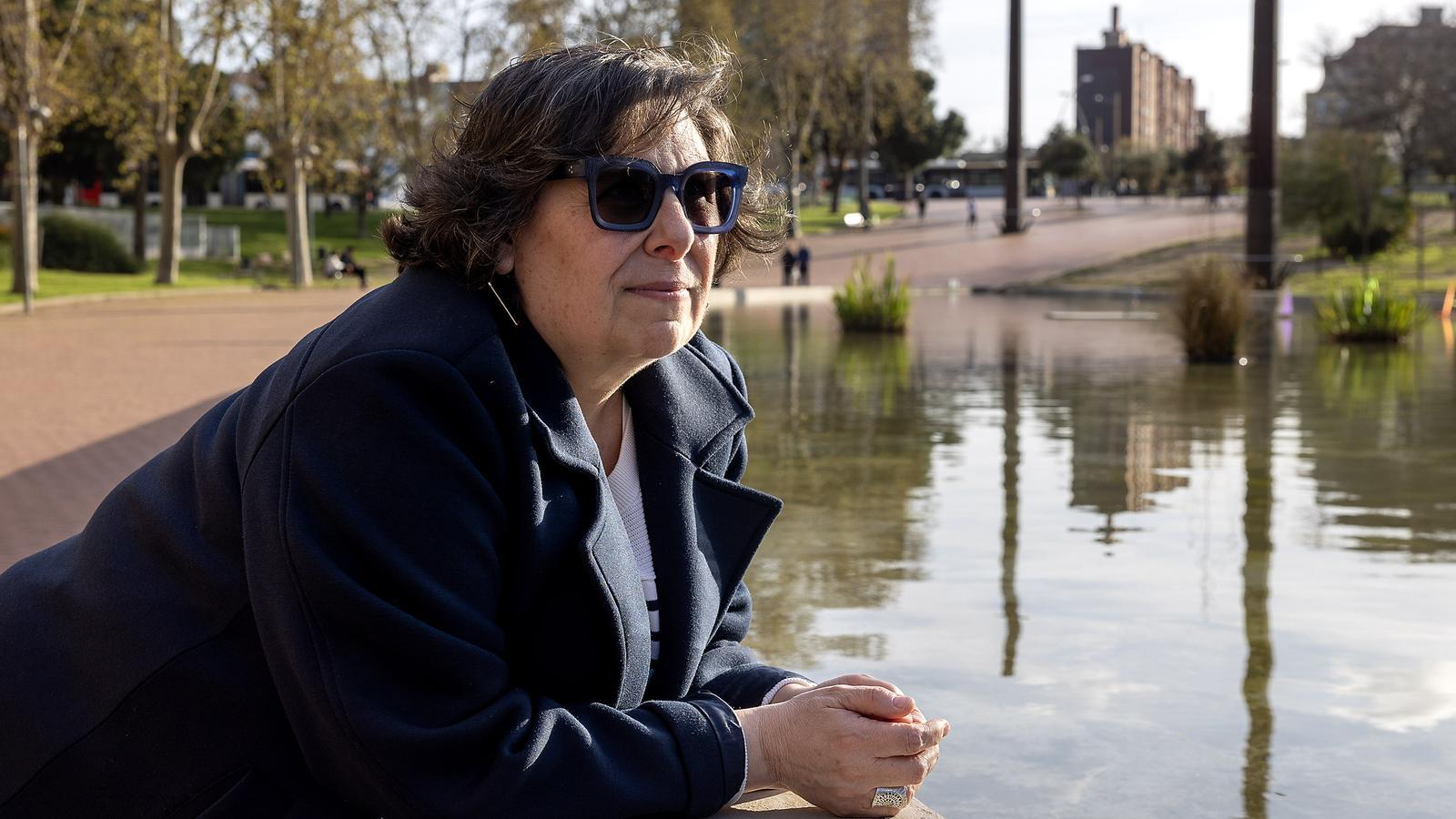 La periodista Marta Plujà, en el parque de la Maquinista de Barcelona.