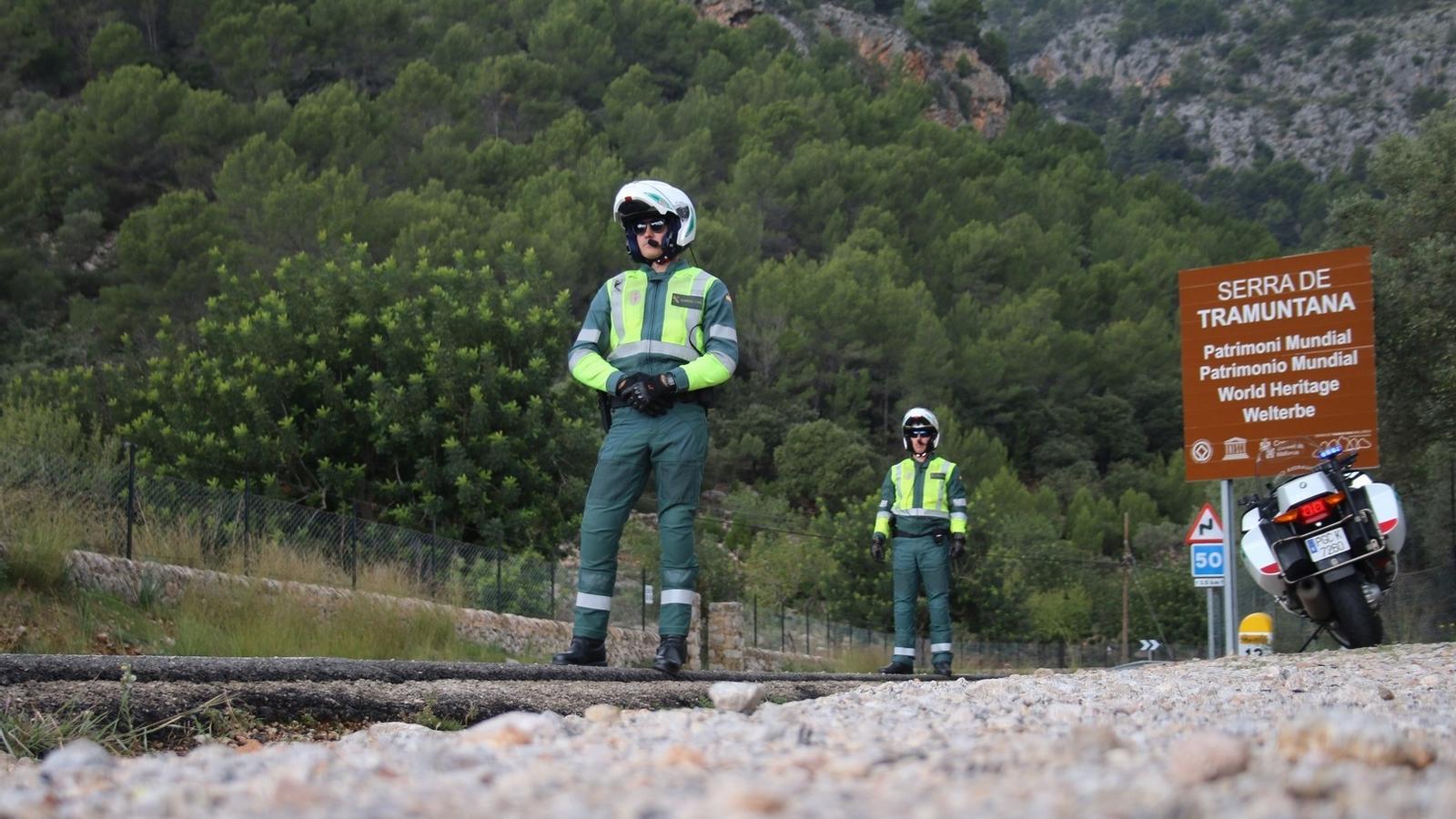 Agents de la Guàrdia Civil a una carretera de la Serra de Tramuntana