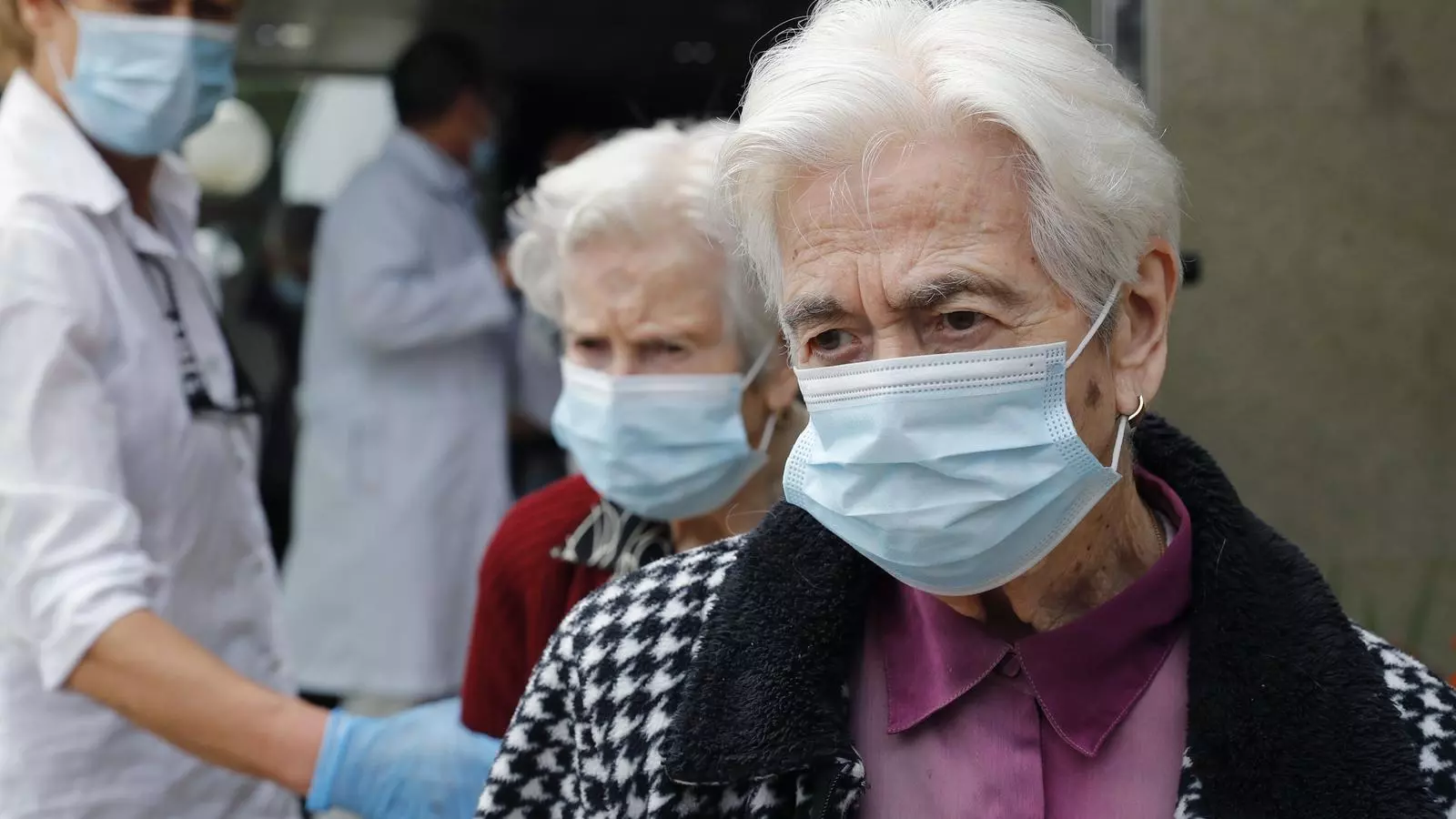 Un grup de gent gran sana, que havia estat allotjada a un hotel de Santiago de Compostela durant la pandèmia del coronavirus, és traslladada per la Creu Roja de tornada a la seva residència, ara medicalitzada per atendre casos de covid-19 en cas que apareguin