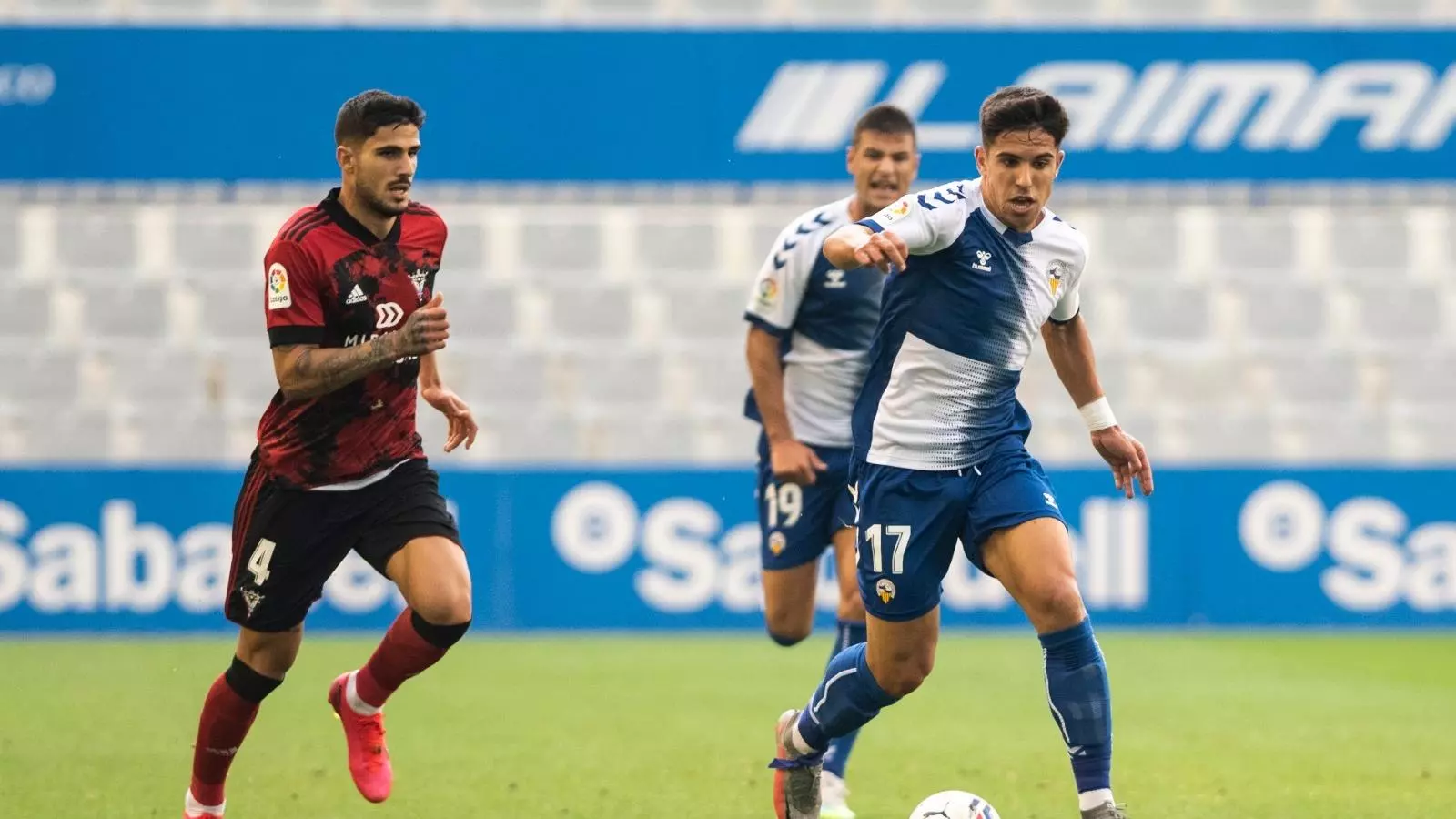El jugador del CE Sabadell, Víctor García, conduint la pilota