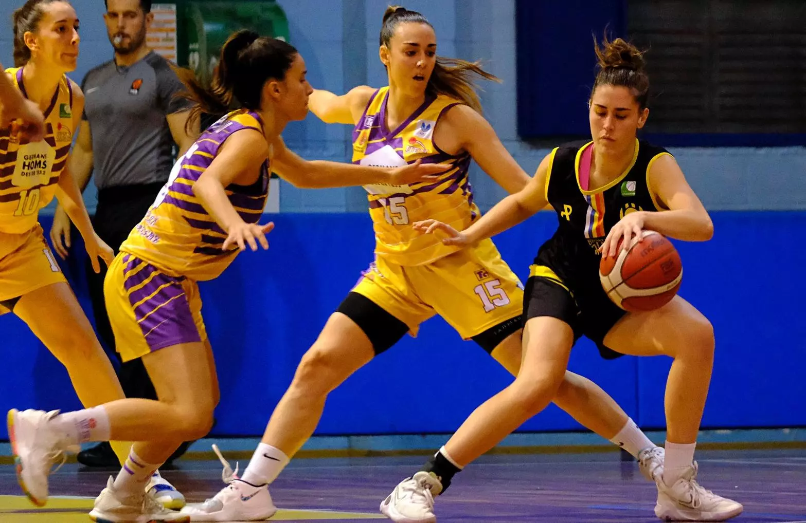 Imatge d'un partit de bàsquet entre el Basket Almeda de Cornellà i la UE Mataró