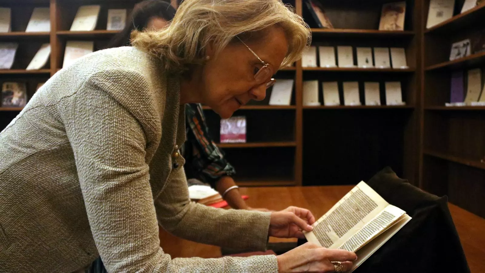 La consellera de Cultura, Mariàngela Vilallonga, examina l'incunable 'Barcino', de Jeroni Pau, que ingressa a la Biblioteca de Catalunya.