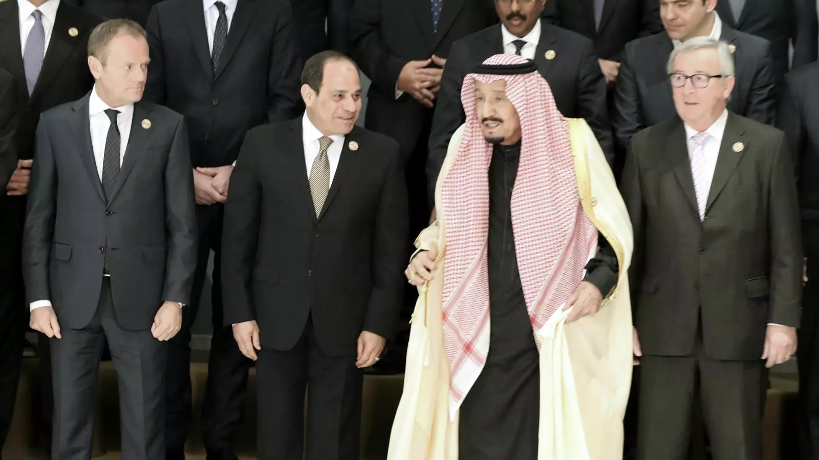 El rei Salman de l'Aràbia Saudita amb els líders europeus a la cimera d'Egipte.