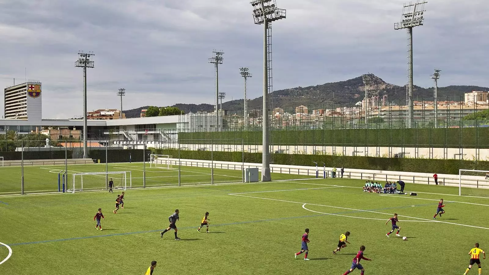 La sanció que la FIFA va imposar al Barça pel cas Masia continua portant maldecaps al planter blaugrana.