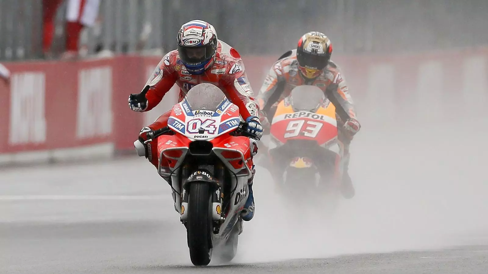Andrea Dovizioso creua la línia de meta a Motegi per davant de Márquez