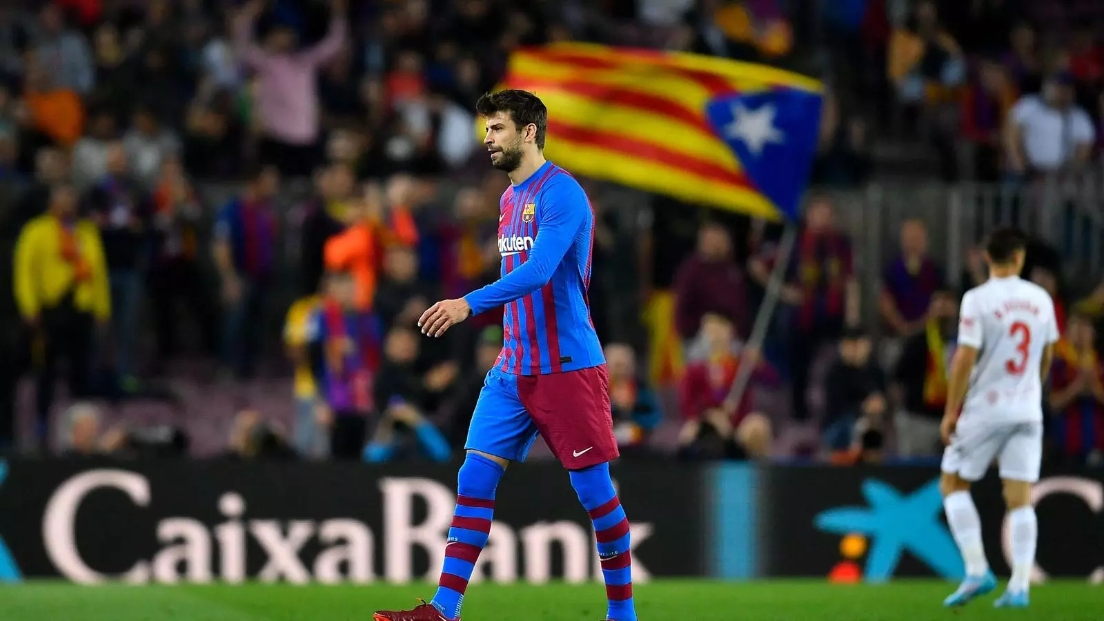 Gerard Piqué retirant-se del terreny de joc en el Barça-Mallorca de diumenge.