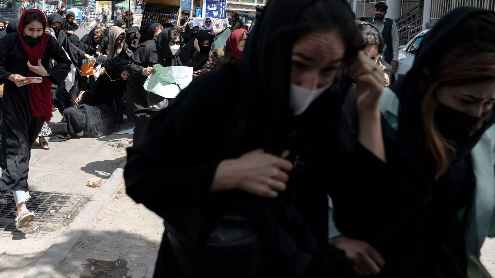 Els combatents talibans han disparat a l'aire i han atacat les manifestants per dissoldre la concentració.