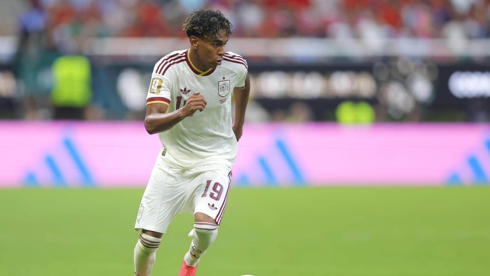 Lamine Yamal durante el partido contra Uruguay