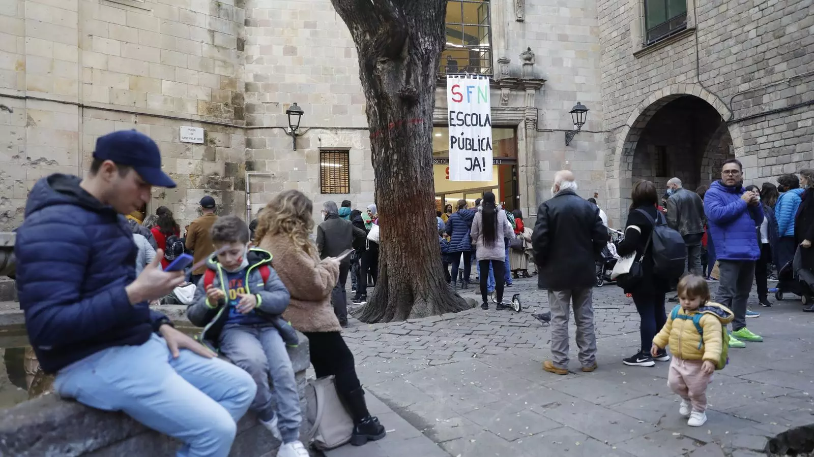 Famílies s'han concentrat a la plaça Sant Felip Neri perquè volen ser una centre públic