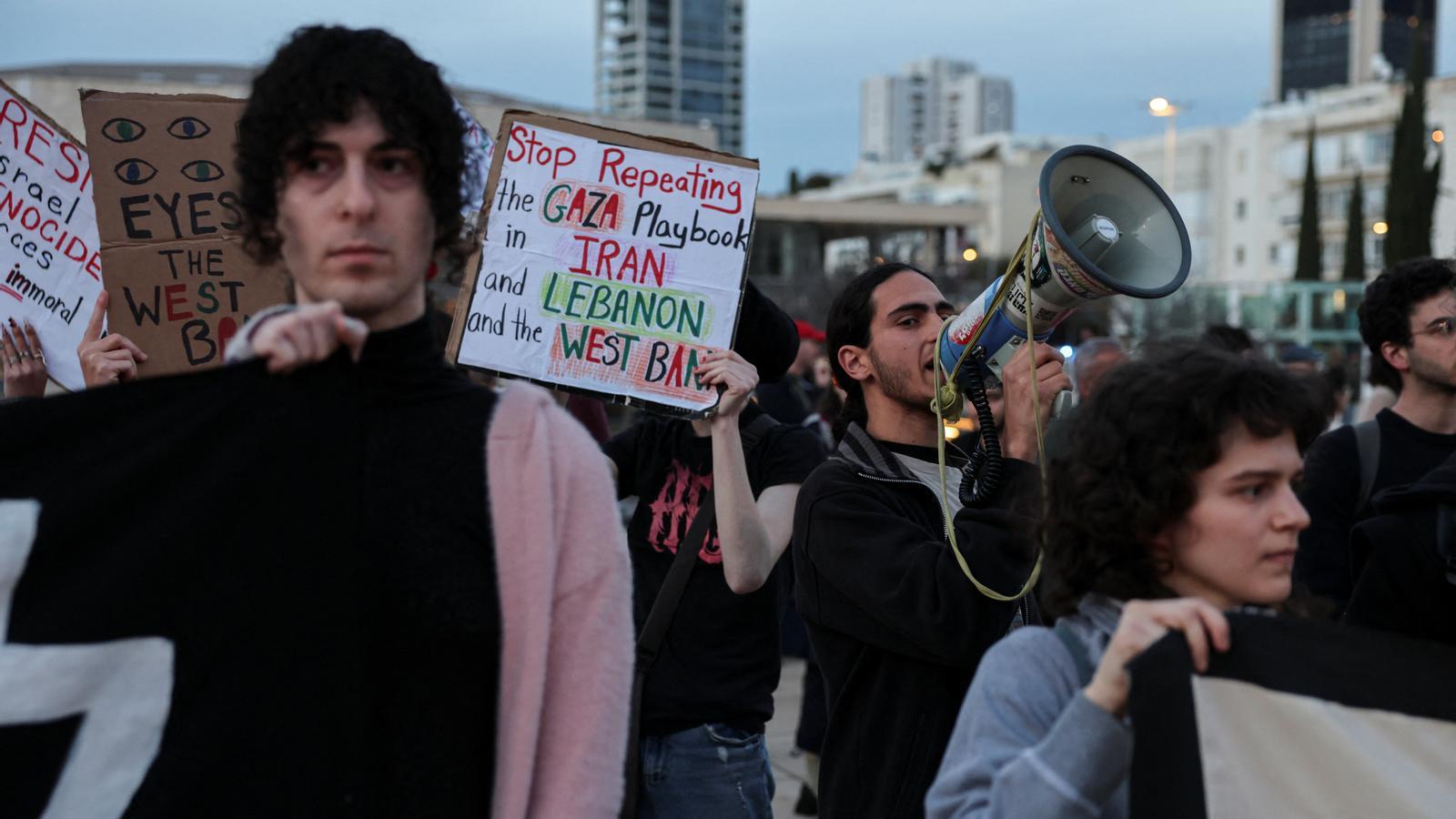 Una manifestación de israelíes contrarios a la guerra en Irán, en Tel Aviv.