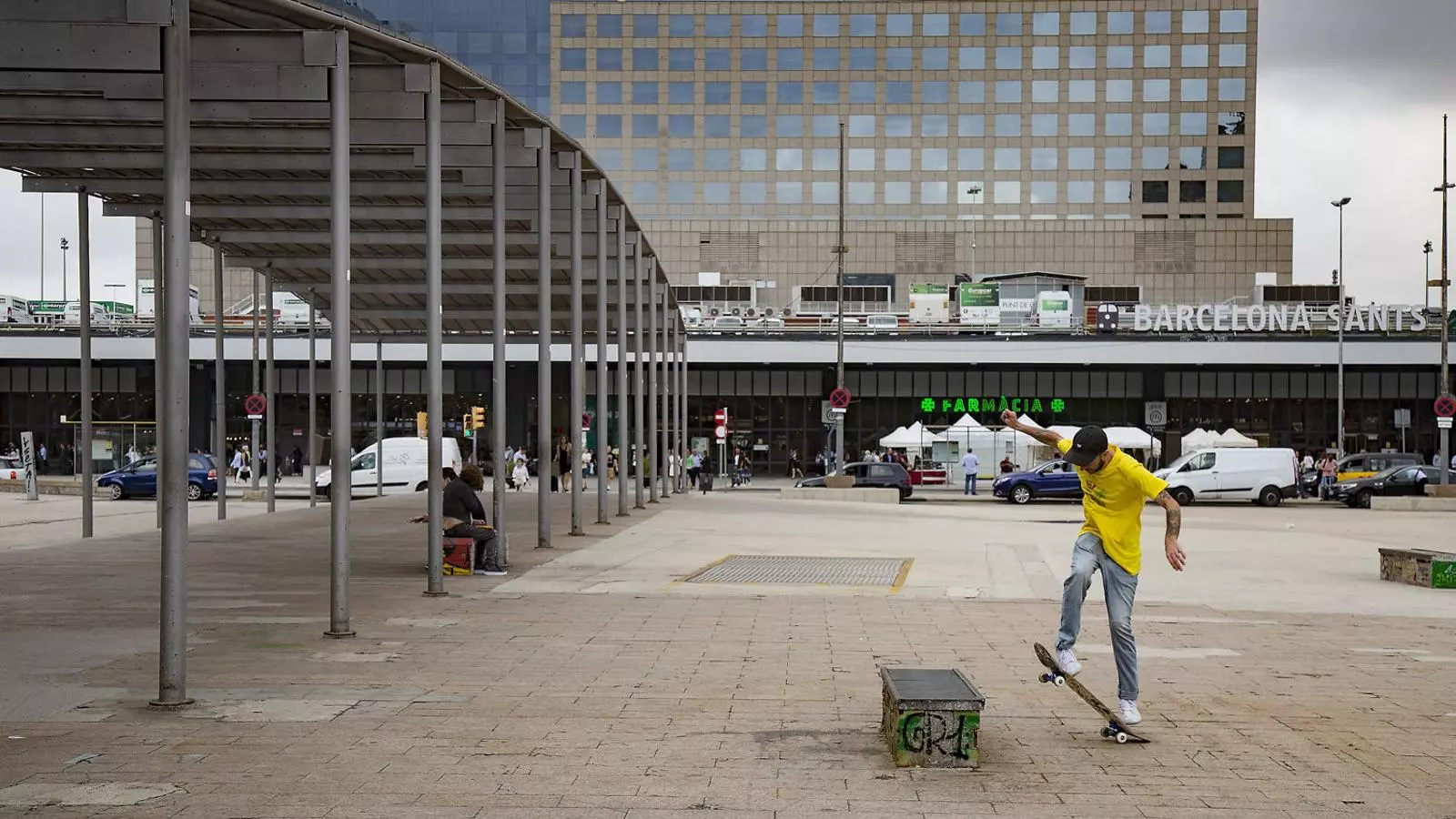 Un noi patinant per la plaça dels Països Catalans, el símbol de les places dures de Barcelona, que no han parat de proliferar des de la dècada dels 80. Ara l’Ajuntament aposta per les places amb sauló i més vegetació.