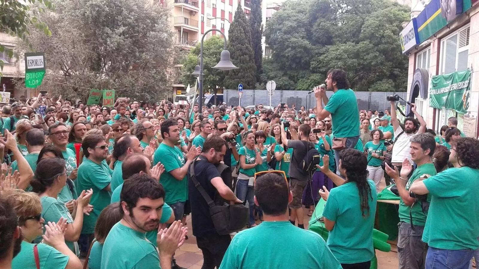 La concentració a les portes de la Conselleria. / M. P.