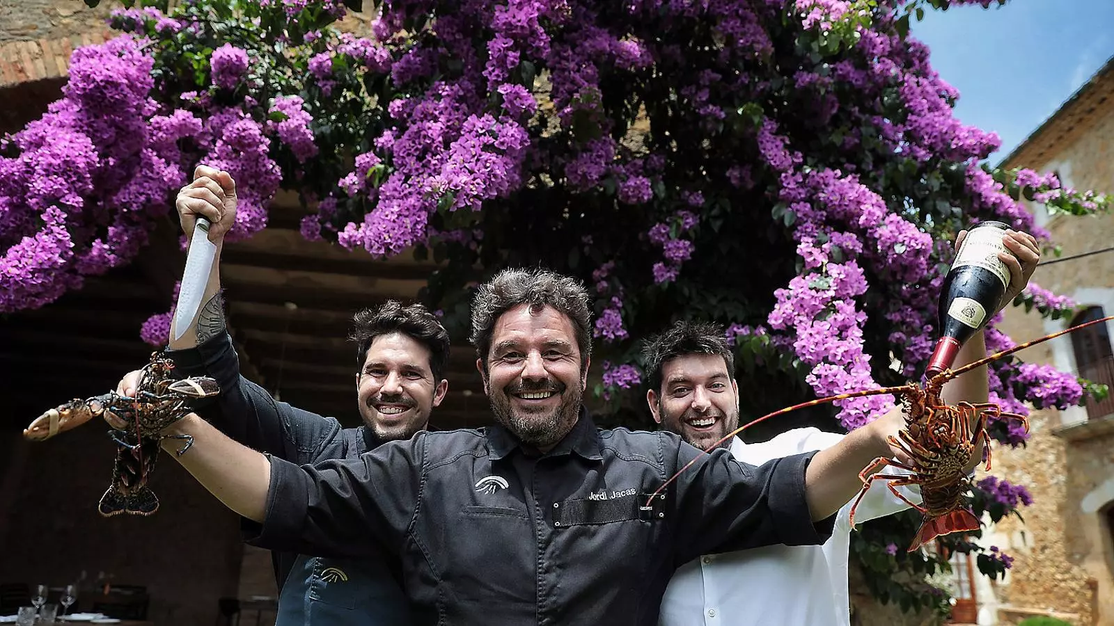 Jordi Jacas, al centre, amb part de l’equip del restaurant.