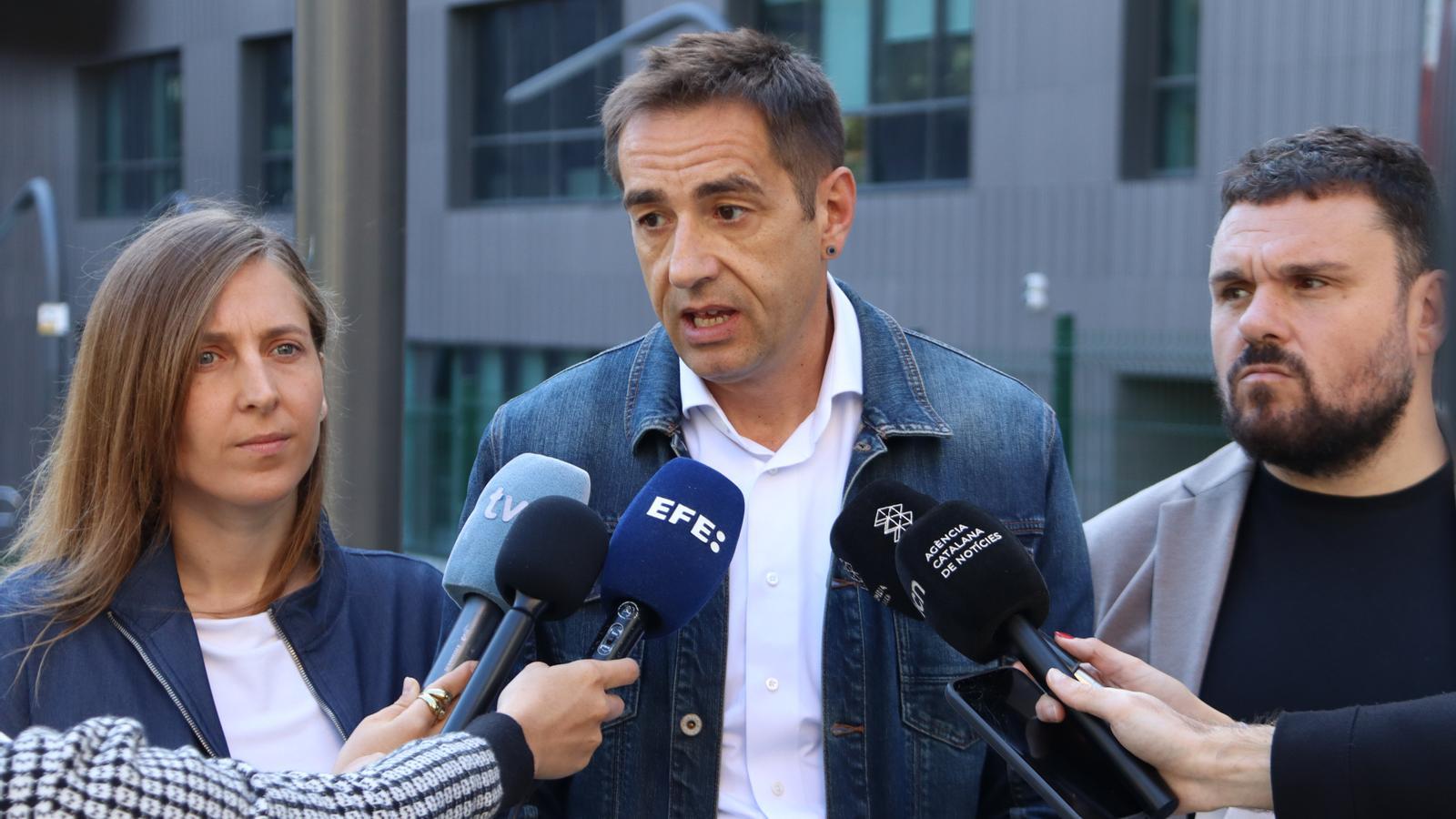 El cabeza de lista del Frente Amplio por Madrid, Emilio Delgado, en una atención a los medios de comunicación en Barcelona