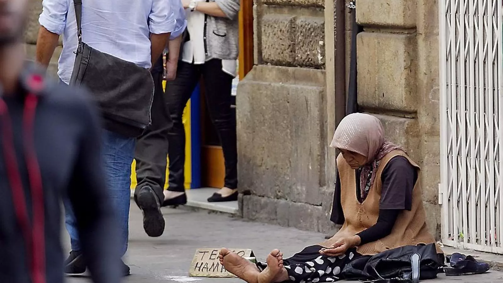 Les dones, discriminades també davant la pobresa
