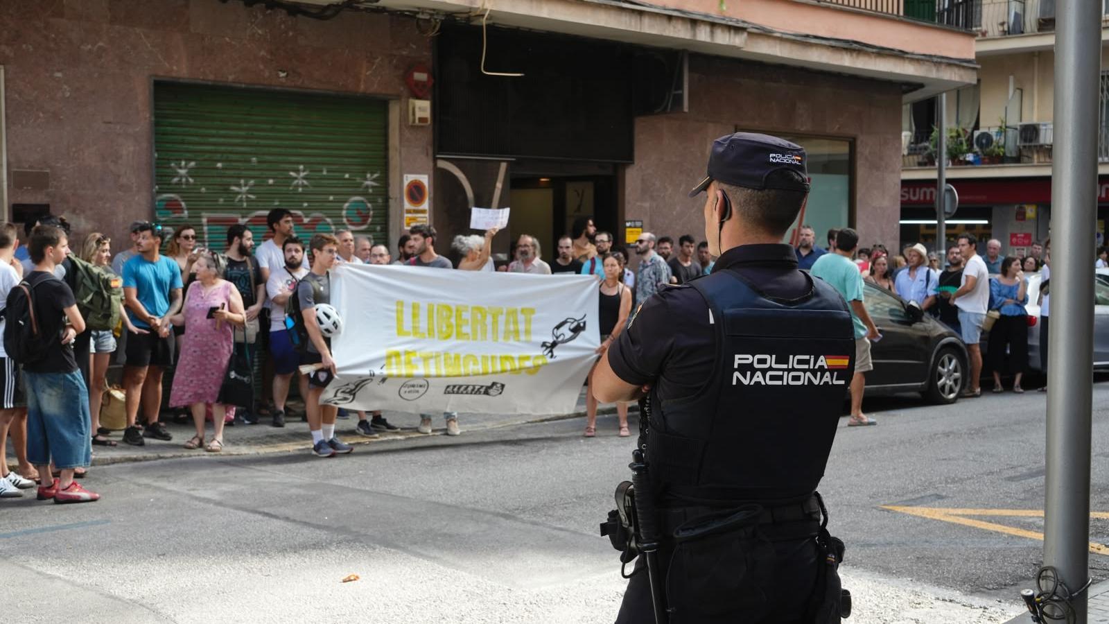 Concentració davant els jutjats de Via Alemanya de Palma