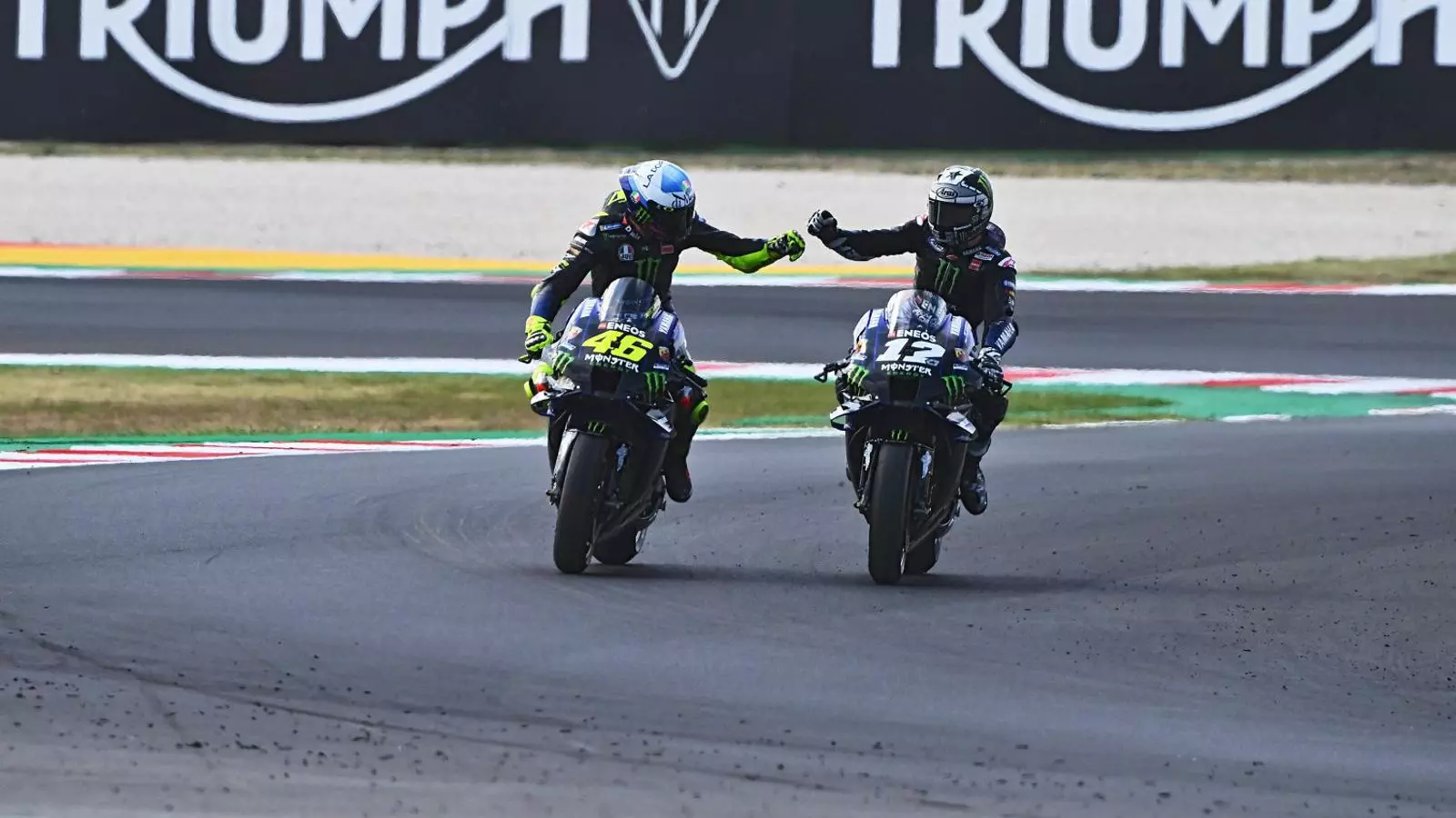 Valentino Rossi felicitant Maverick Viñales.