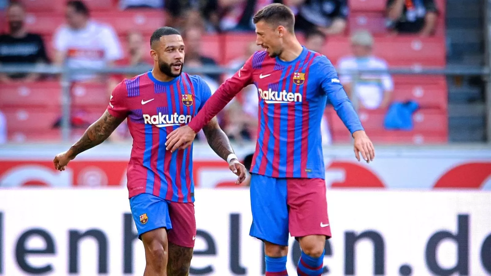 Lenglet, felicitant Memphis pel seu gol contra l'Stuttgart