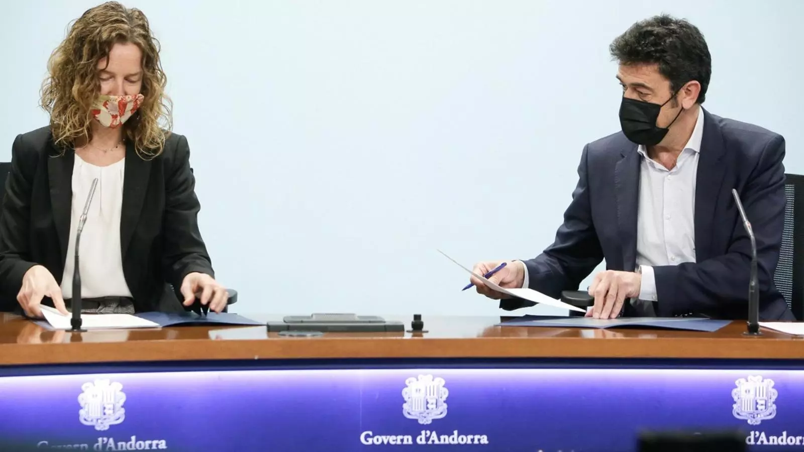 La ministra de Medi Ambient, Agricultura i Sostenibilitat, Sílvia Calvó, i el cònsol major d'Ordino, Josep Àngel Mortés, signen el conveni.
