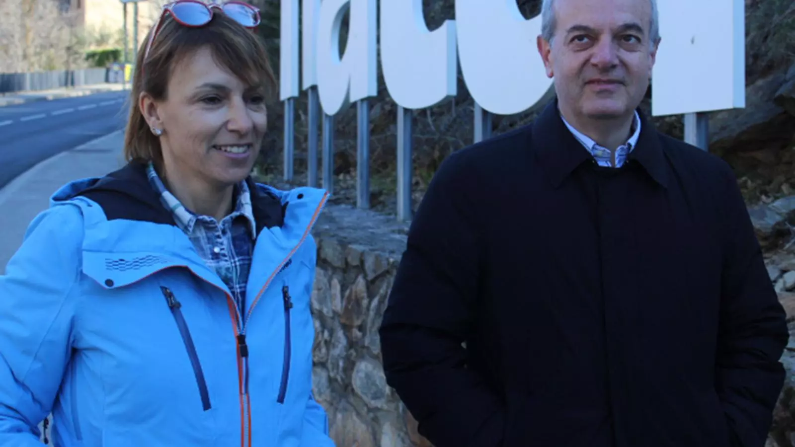 La número dos de DA per Sant Julià de Lòria, Vicky Grau, acompanyada del cap de llista terriotorial Carlos Álvarez. / M. R. F.
