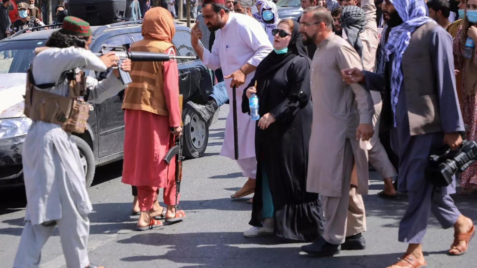 Un momento de la tensa manifestación que ha tenido lugar este martes en las calles de Kabul