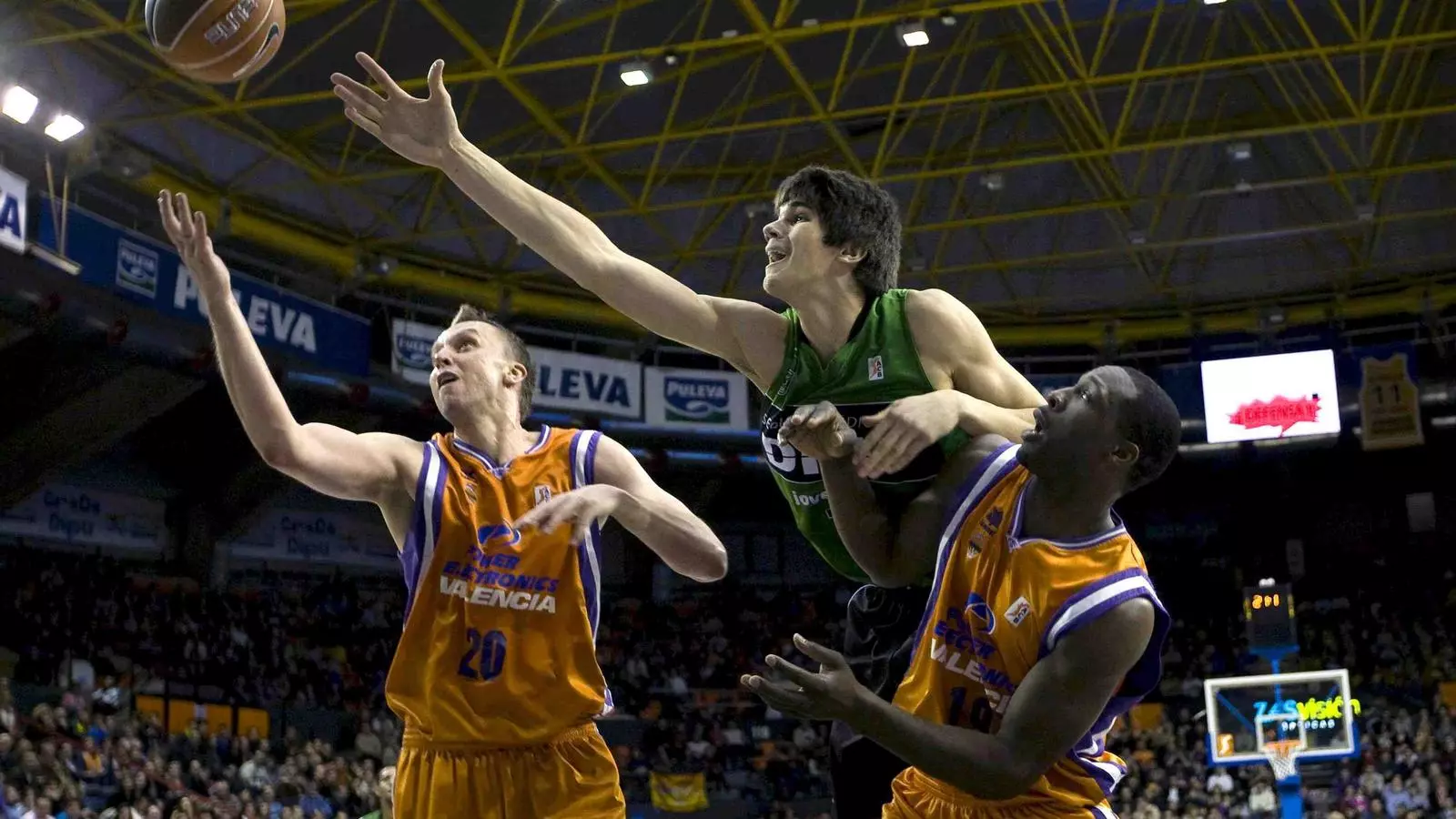 Todorovic, entre Savanovic i Pietrus.