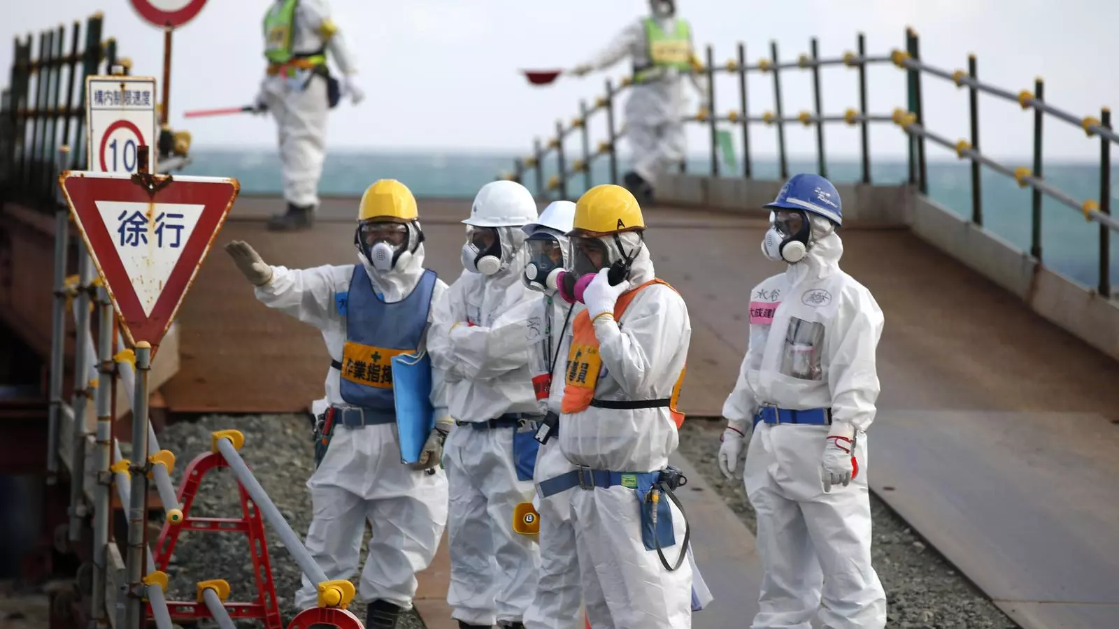 Treballadors prop del lloc de l'accident de Fukushima