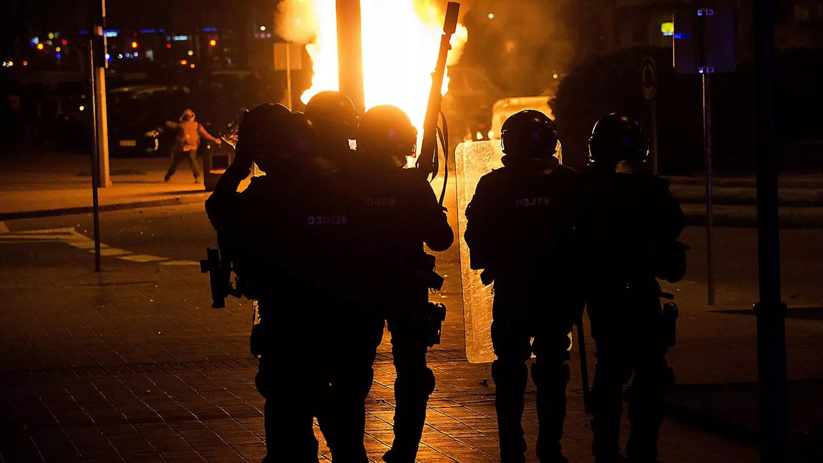 Agents dels Mossos d’Esquadra durant els aldarulls pel cas Hasél a Lleida.