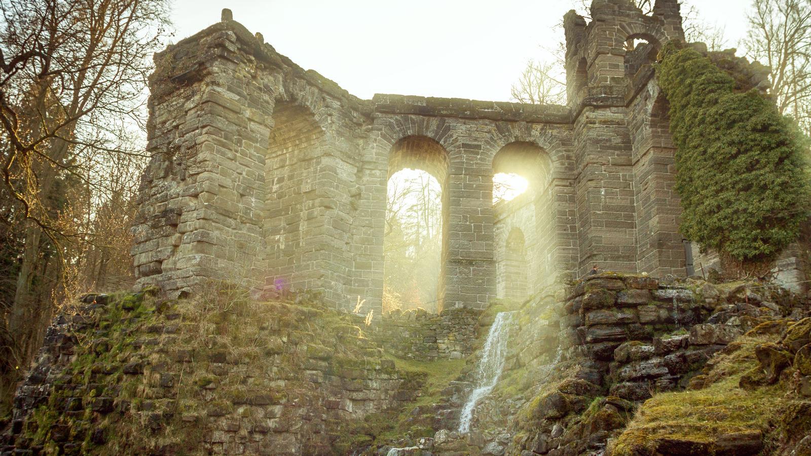 Around Kessel, with the remains of an aqueduct