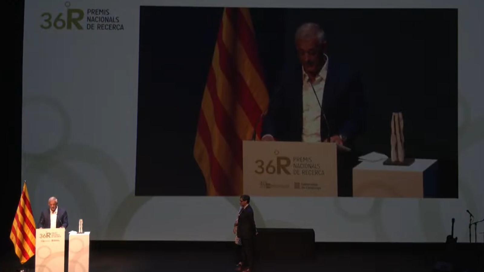 Luis Serrano intervening to thank for the National Research Award before President Illa.
