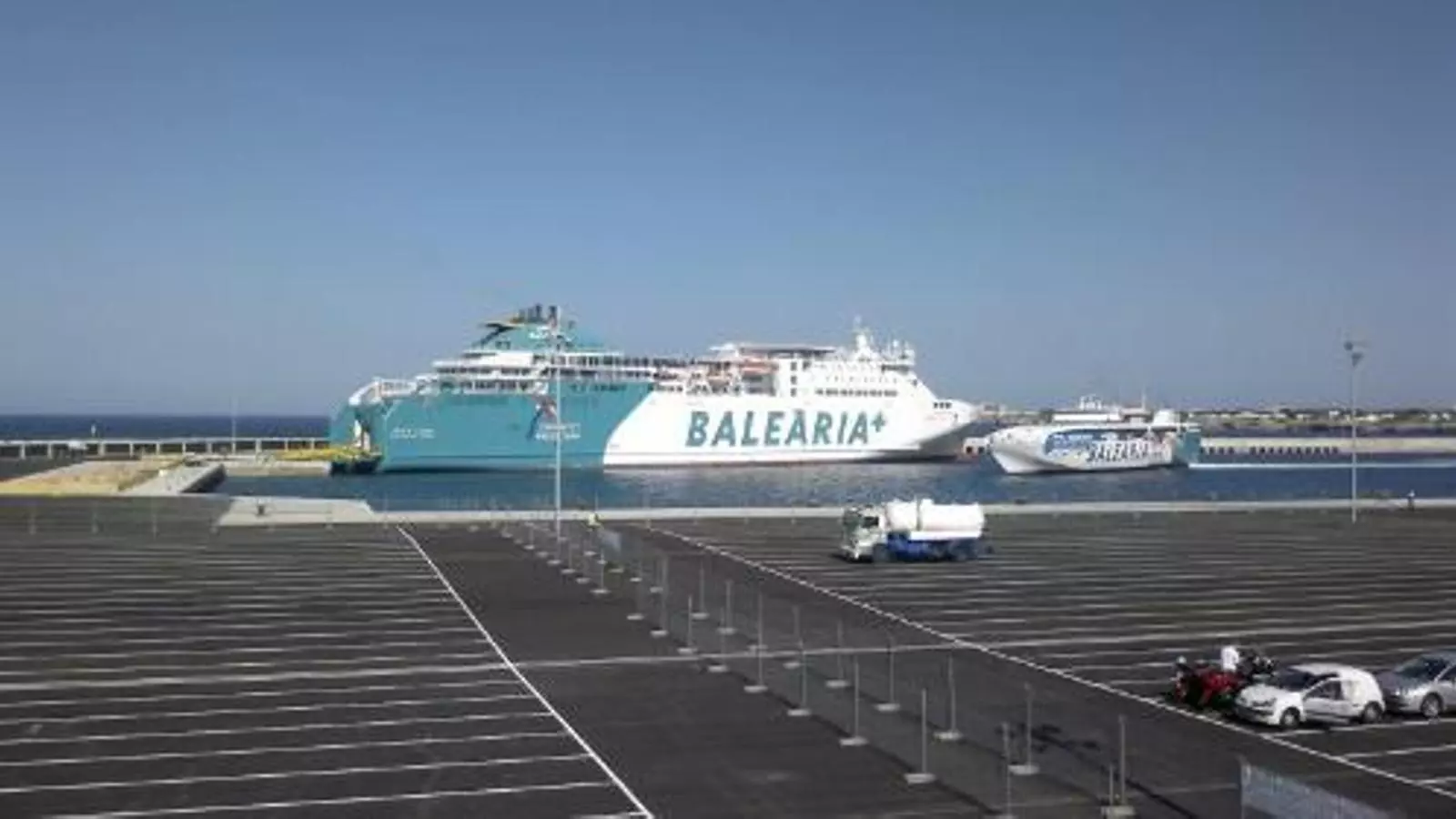 Un buc de Baleària al port exterior de Ciutadella.