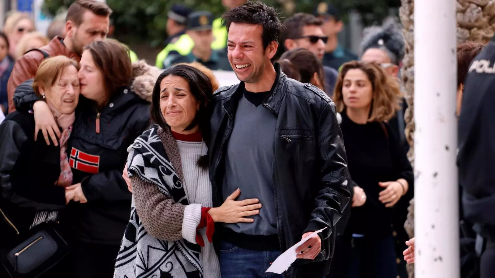 Els pares de Gabriel Cruz després de la cerimònia de comiat del petit a la Catedral d'Almeria