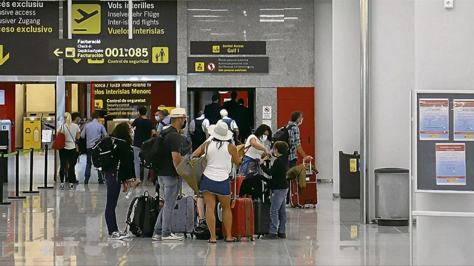 Turistes a l'aeroport de Palma