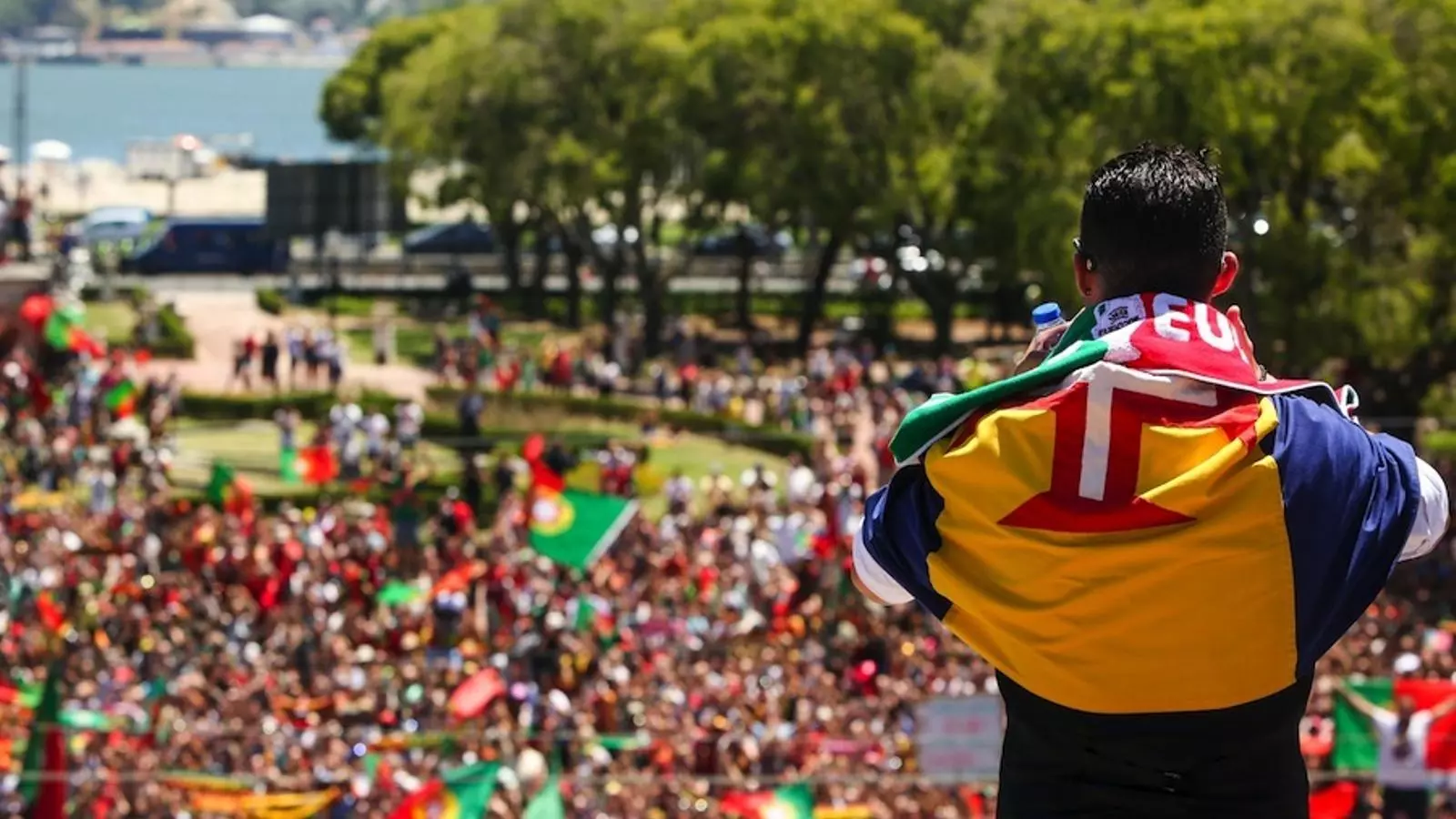 Cristiano Ronaldo, amb la bandera de Madeira a l'esquena, saluda a la multitud d'aficionats