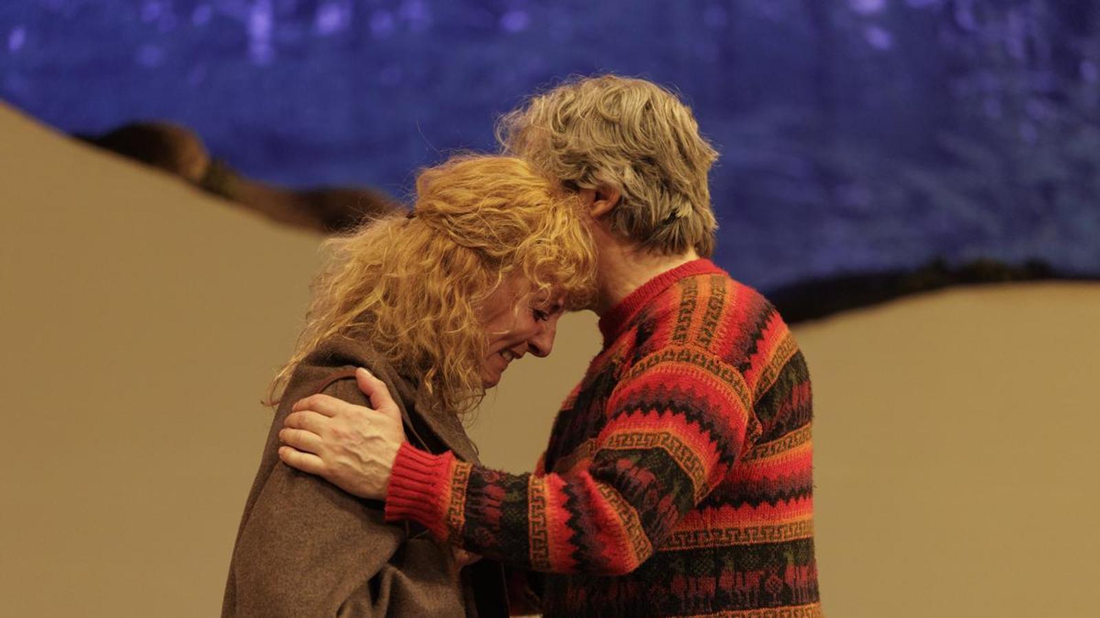 Nuria Mencía and Jesús Noguero in a scene from 'The last night with my brother'.