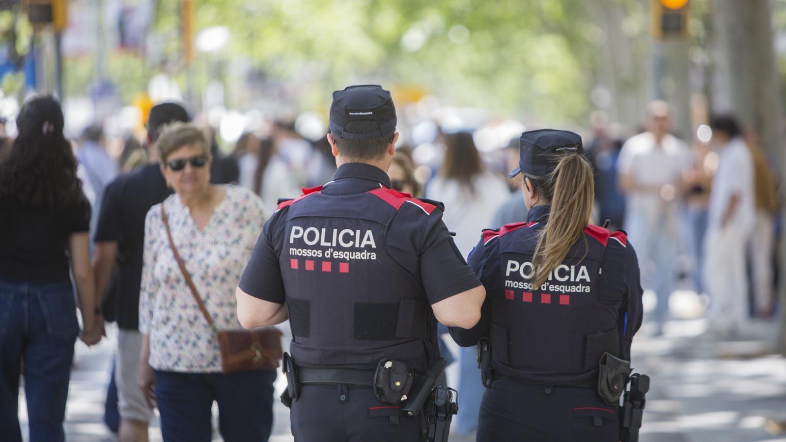 Un binomio de agentes de los Mossos d'Esquadra en una imagen de archivo en el centro de Barcelona.
