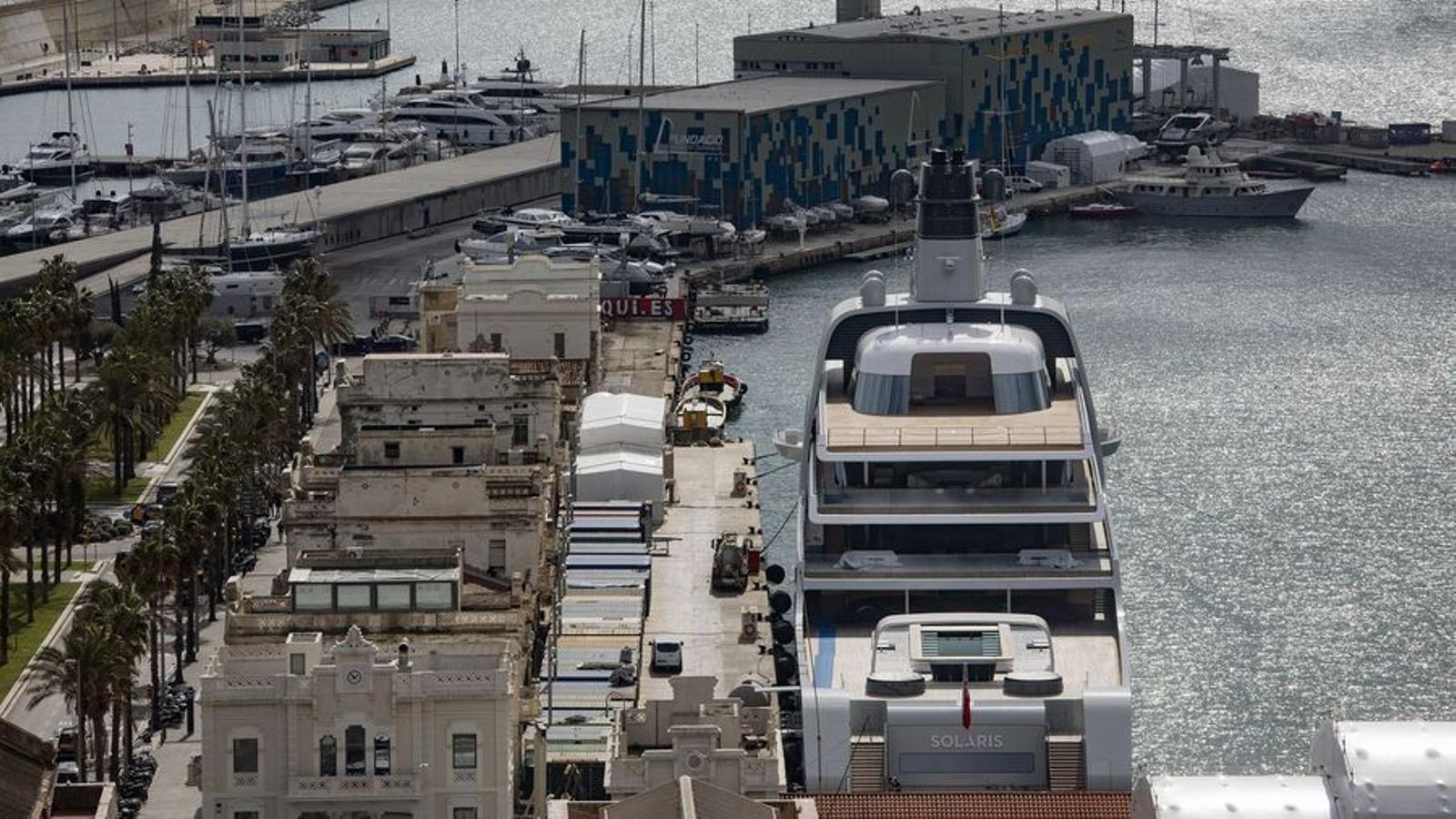 The yacht 'My Solaris', owned by Abramóvitx, continues to the Port of Barcelona