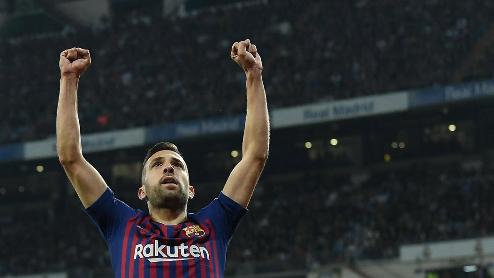 Jordi Alba aixecant els braços després d’un dels gols del Barça al Bernabéu.