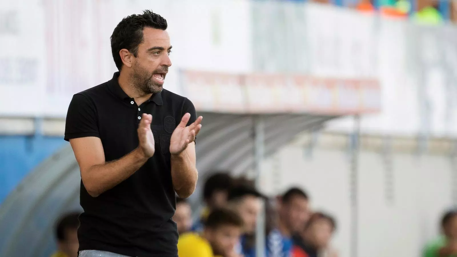 Xavi en la faceta de entrenador en Palamós con Al-Saad el 2019