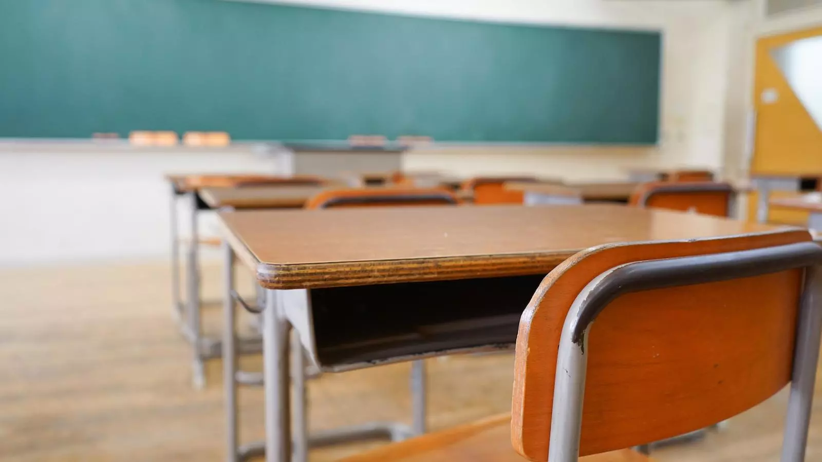 Una aula amb pupitres