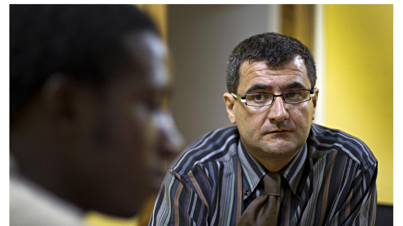 El diàleg L'advocat Albert Parés escolta un noi subsaharià a la seu de la Fundació Ficat, que defensa els casos d'aquests joves immigrants.