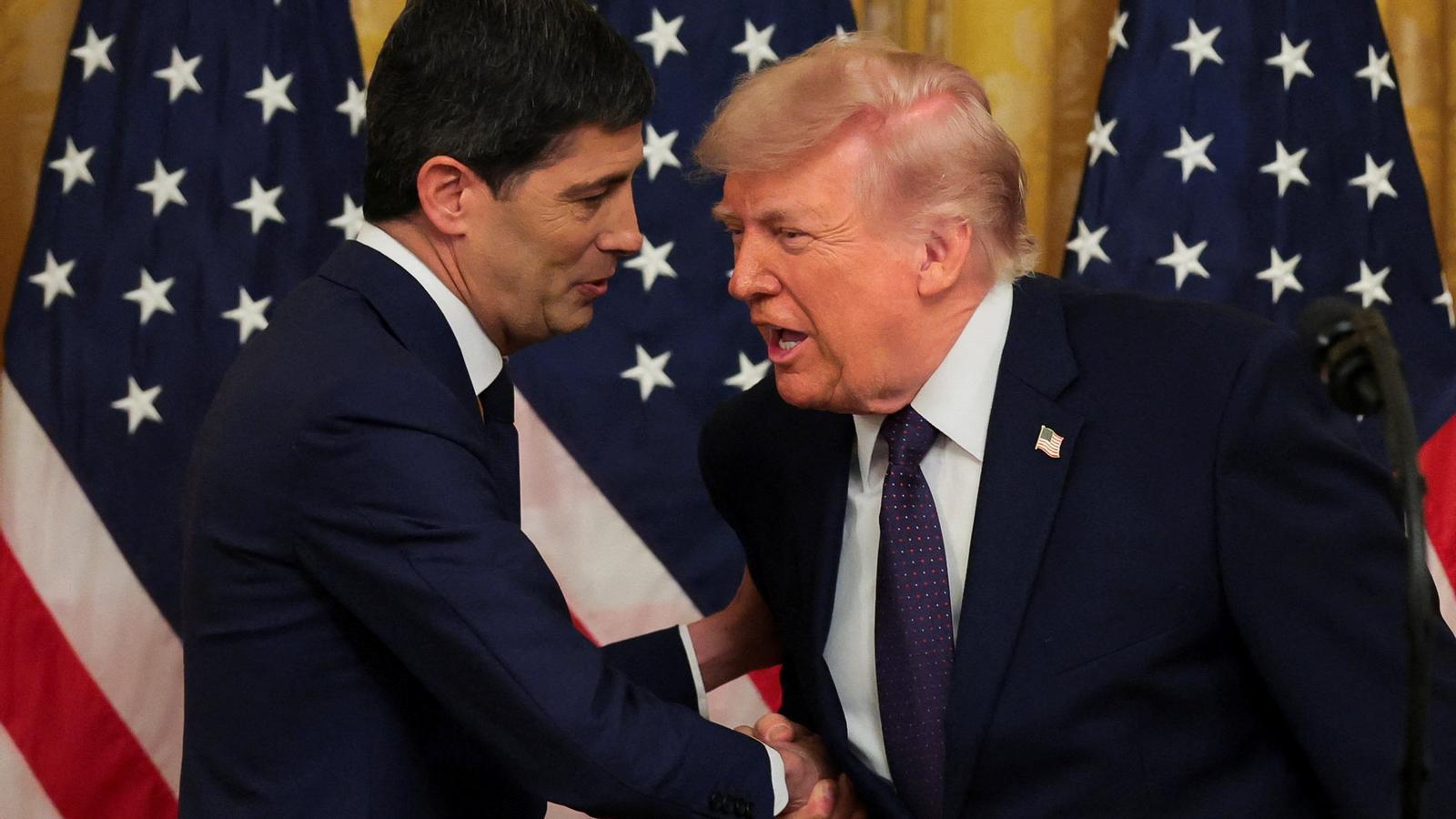 The president of the United States, Donald Trump, shakes the hand of the new president of the Federal Reserve, Kevin Warsh