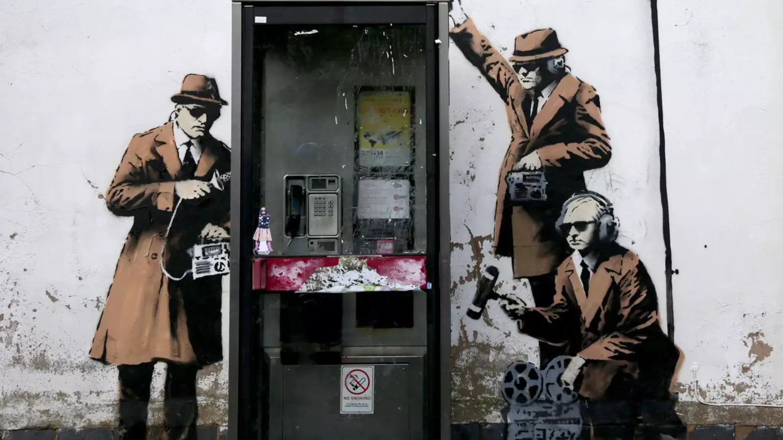 El mural de Cheltenham (Regne Unit), representa l'espionatge a través de la línia de telèfon i és una obra de Bansky