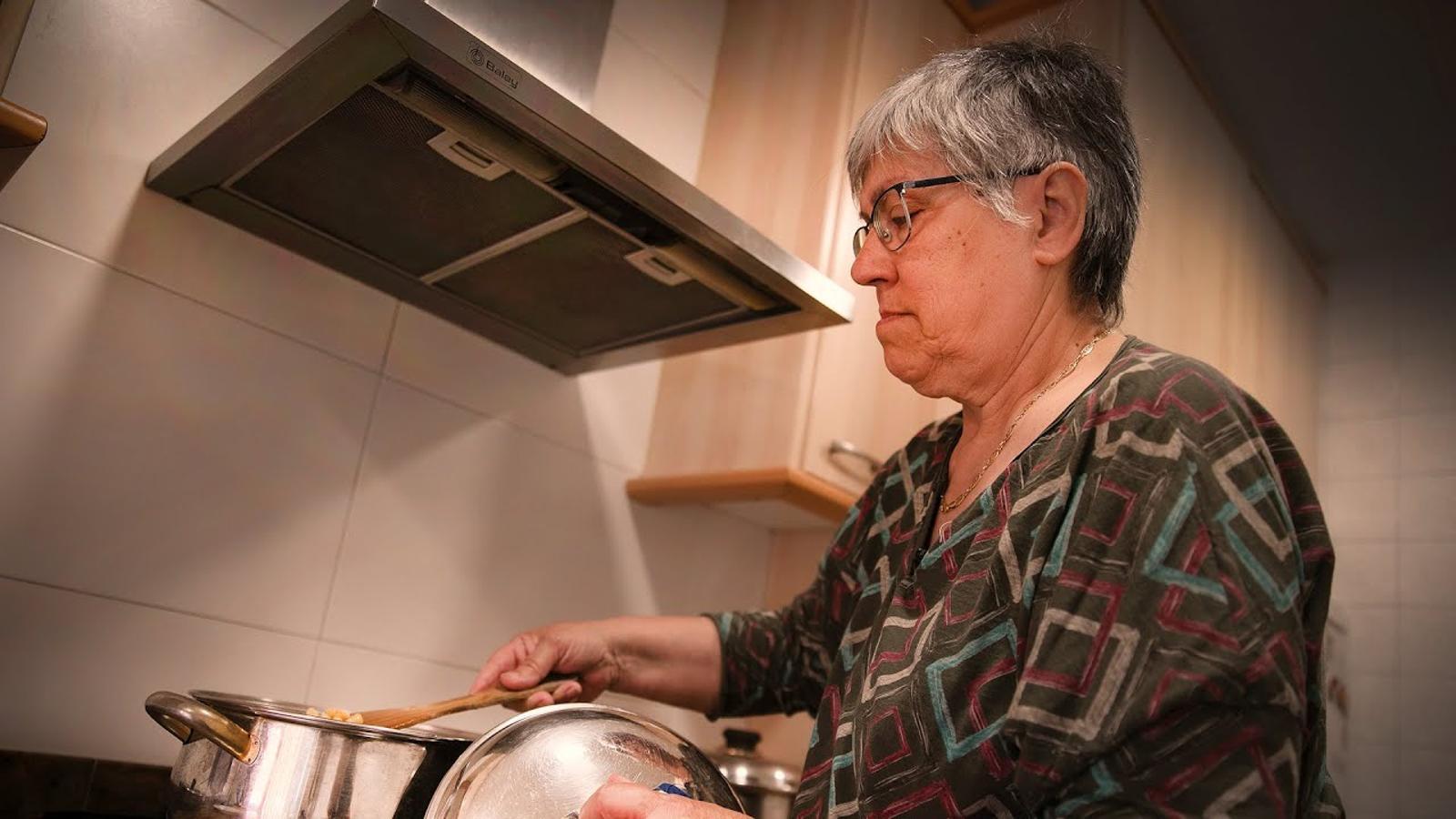 Els cigrons amanits amb cansalada de la Maria: "Jo comptava que ara de jubilada tindria temps de tot, i em falten hores"