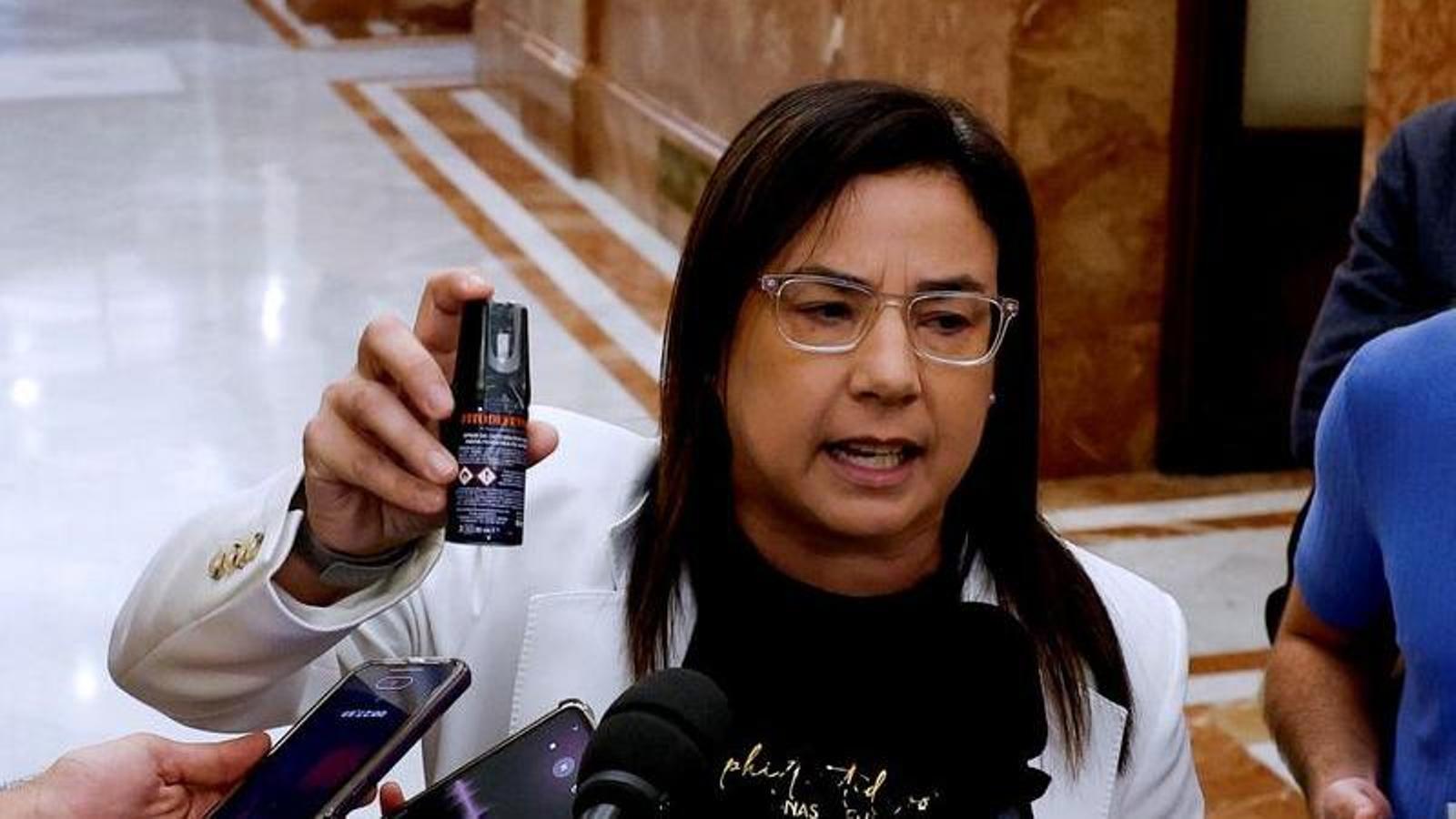 The PP deputy, Ana Vázquez, with the pepper spray canister that she showed today in the Congress of Deputies.