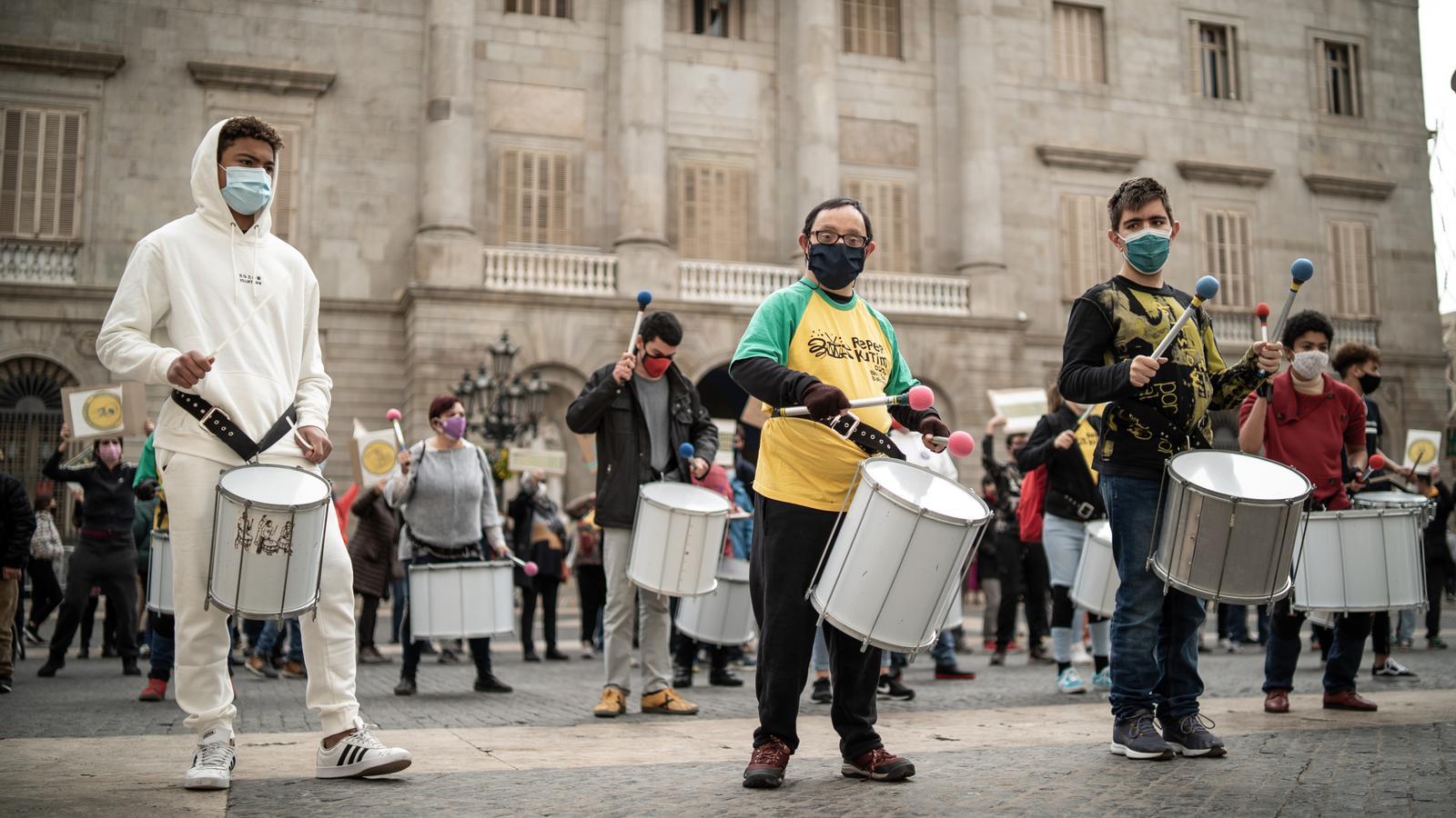 La concentración en la plaza Santo Jaume para pedir la reapertura de las actividades